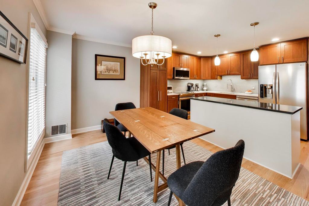 Image 8 of property listing at 132 Frank Lloyd Wright Lane, Oak Park, IL 60302