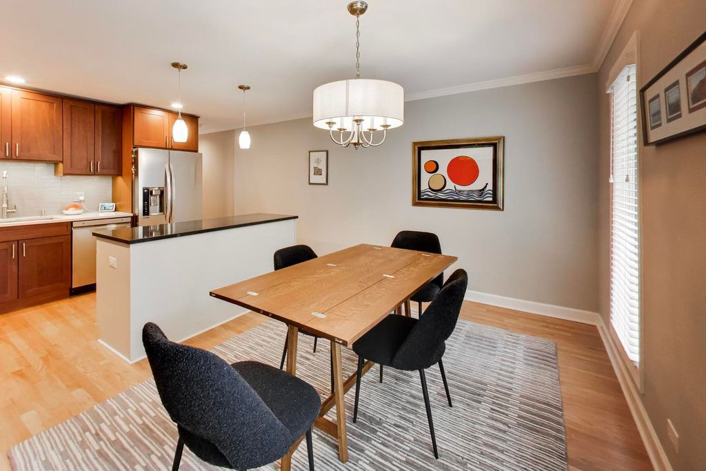 Image 9 of property listing at 132 Frank Lloyd Wright Lane, Oak Park, IL 60302