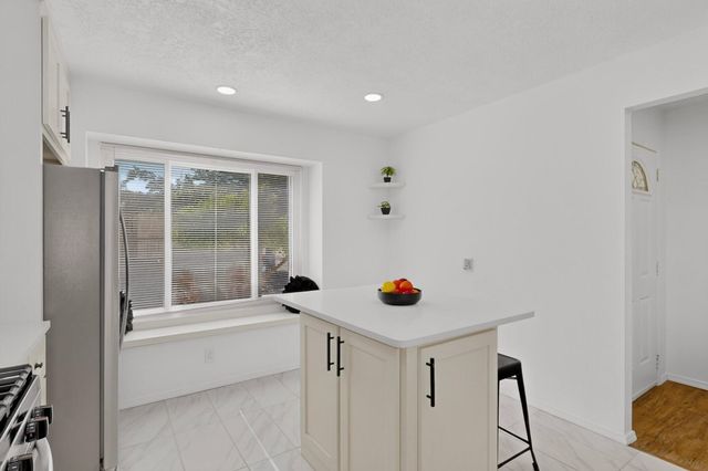 541 7th Avenue NE, Rio Rancho, NM 87124