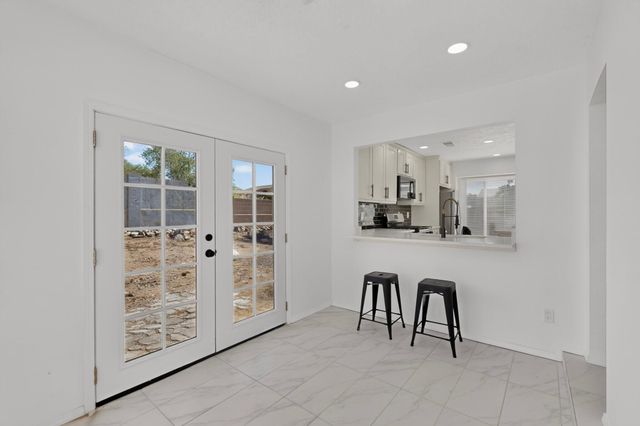 541 7th Avenue NE, Rio Rancho, NM 87124