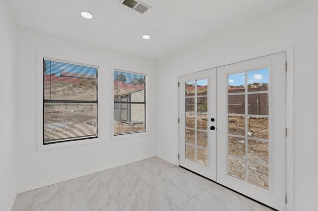 541 7th Avenue NE, Rio Rancho, NM 87124