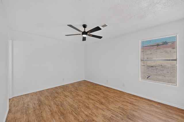 541 7th Avenue NE, Rio Rancho, NM 87124