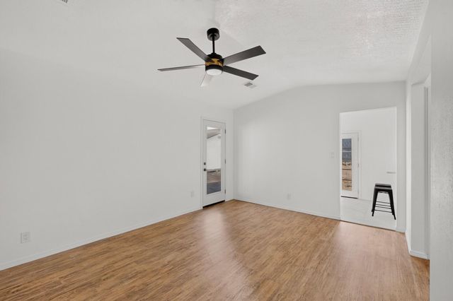 541 7th Avenue NE, Rio Rancho, NM 87124