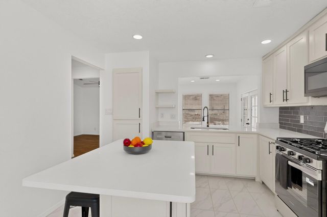 541 7th Avenue NE, Rio Rancho, NM 87124