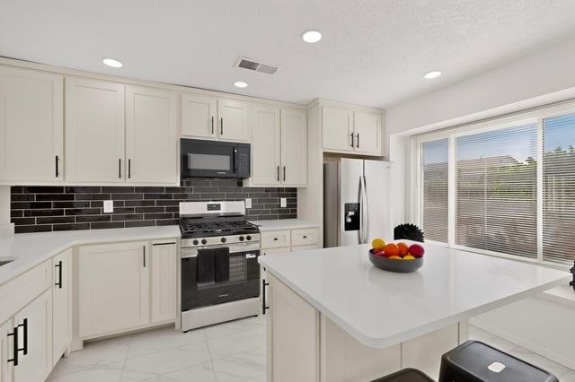 541 7th Avenue NE, Rio Rancho, NM 87124