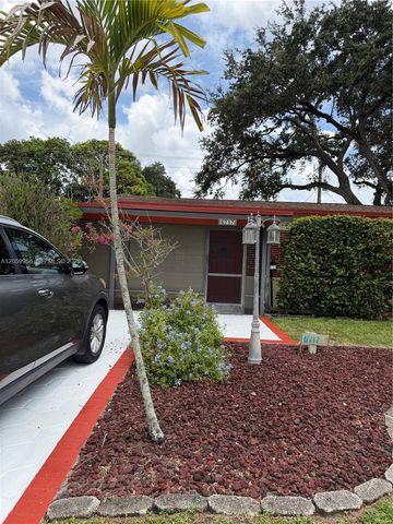 6717 Raleigh St, Hollywood, FL 33024