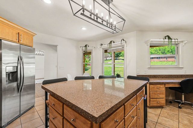 8525 Old Harding Ln, Nashville, TN 37221
