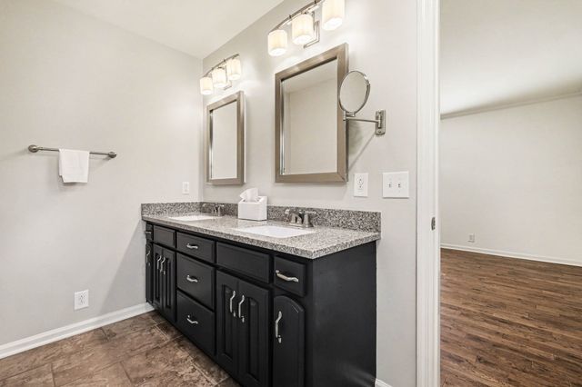 8525 Old Harding Ln, Nashville, TN 37221