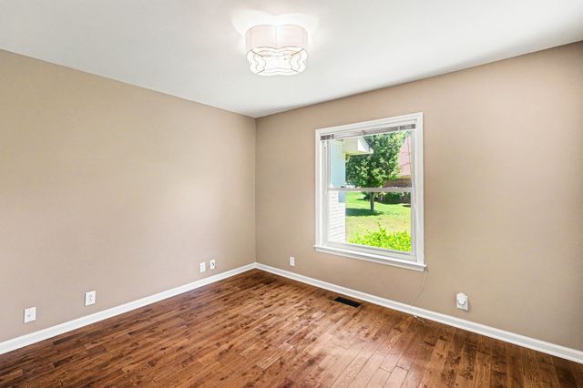 8525 Old Harding Ln, Nashville, TN 37221