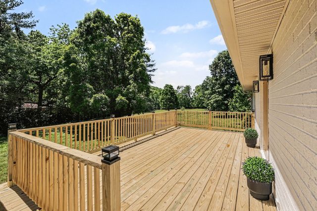 8525 Old Harding Ln, Nashville, TN 37221
