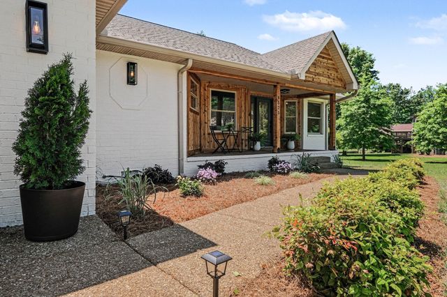 8525 Old Harding Ln, Nashville, TN 37221