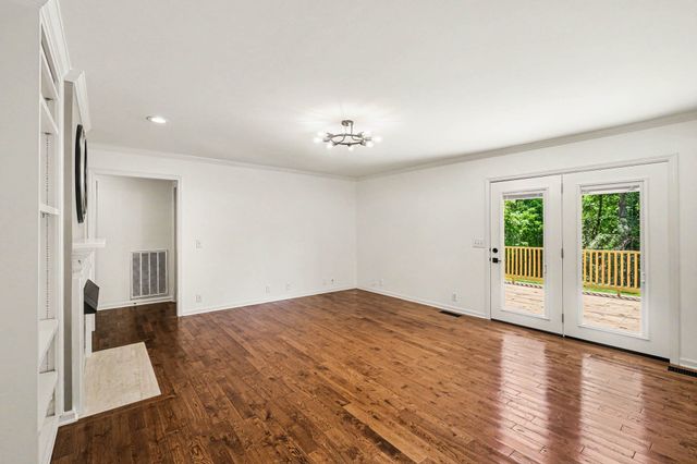 8525 Old Harding Ln, Nashville, TN 37221
