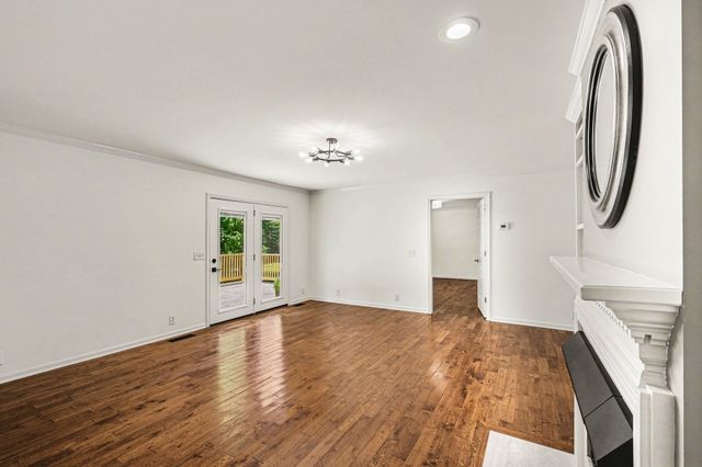 8525 Old Harding Ln, Nashville, TN 37221