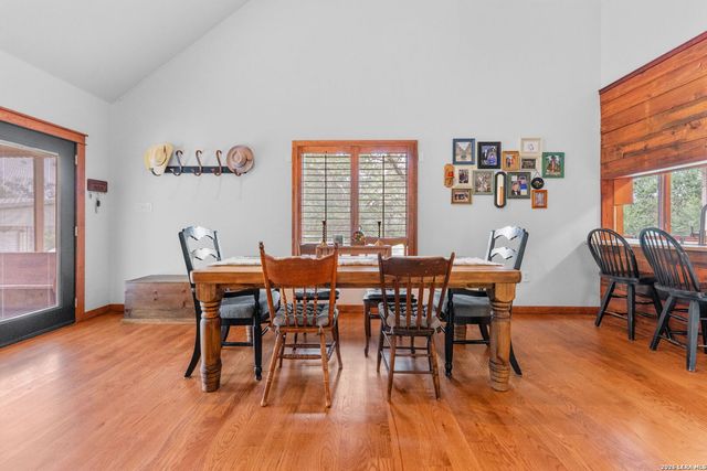 208 Oak Bend Dr, La Vernia, TX 78121