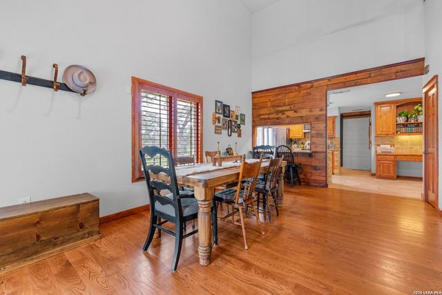 208 Oak Bend Dr, La Vernia, TX 78121