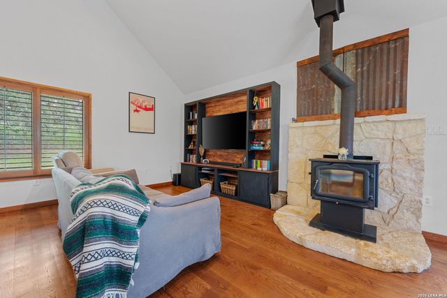 208 Oak Bend Dr, La Vernia, TX 78121