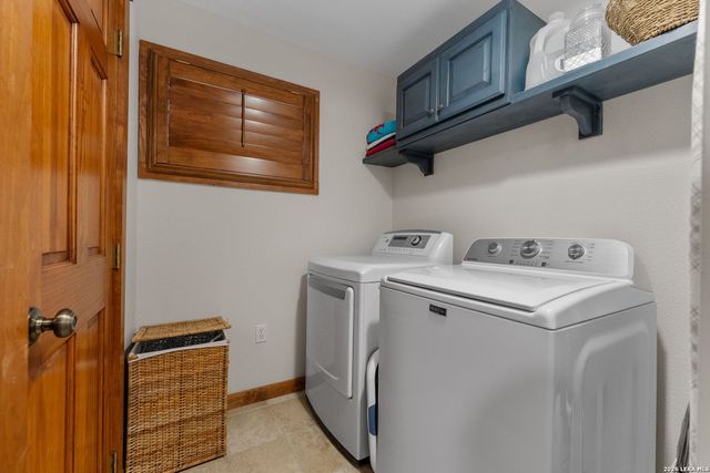 208 Oak Bend Dr, La Vernia, TX 78121