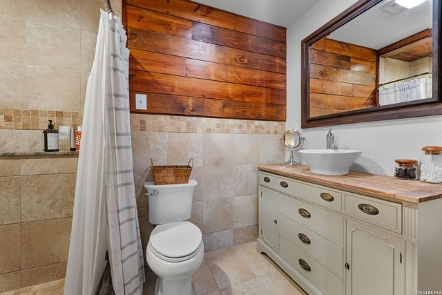 208 Oak Bend Dr, La Vernia, TX 78121