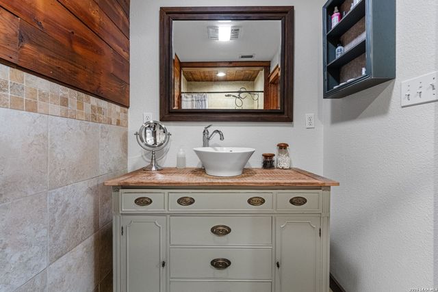 208 Oak Bend Dr, La Vernia, TX 78121