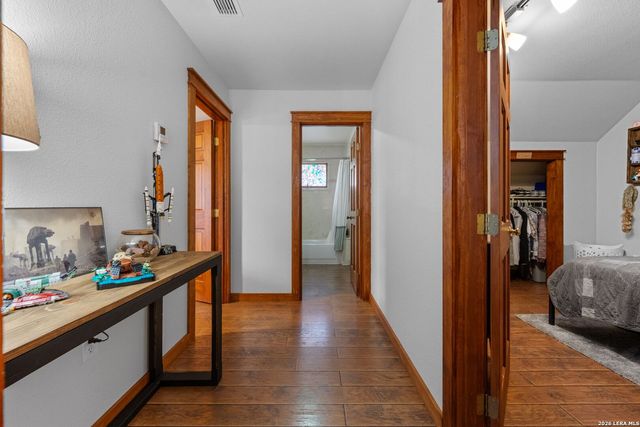 208 Oak Bend Dr, La Vernia, TX 78121