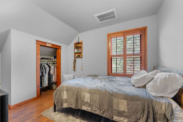 208 Oak Bend Dr, La Vernia, TX 78121