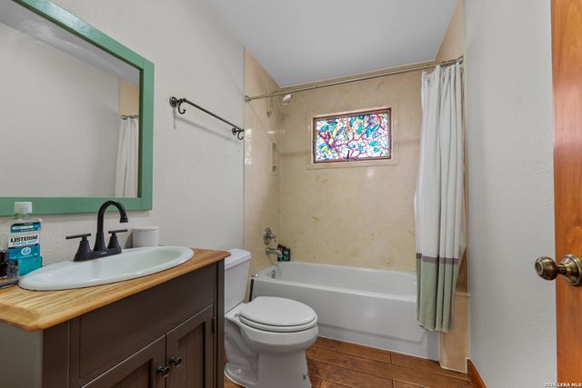 208 Oak Bend Dr, La Vernia, TX 78121