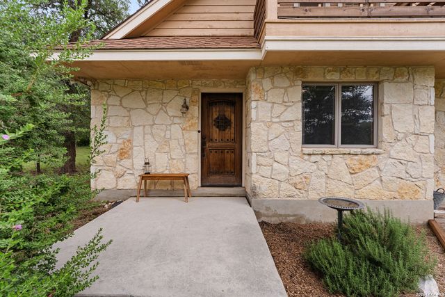 208 Oak Bend Dr, La Vernia, TX 78121