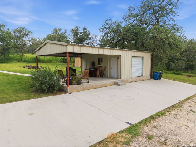 208 Oak Bend Dr, La Vernia, TX 78121