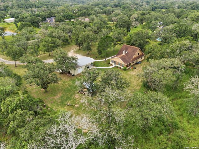 208 Oak Bend Dr, La Vernia, TX 78121
