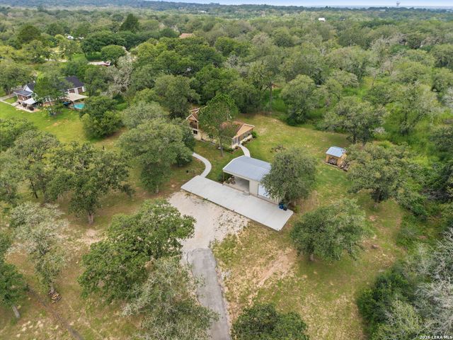 208 Oak Bend Dr, La Vernia, TX 78121