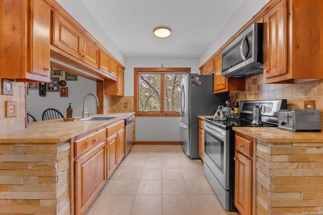 208 Oak Bend Dr, La Vernia, TX 78121