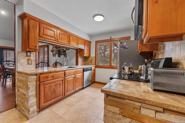 208 Oak Bend Dr, La Vernia, TX 78121