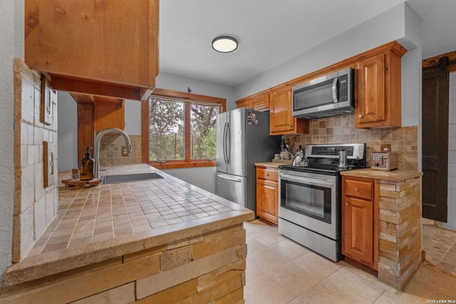 208 Oak Bend Dr, La Vernia, TX 78121