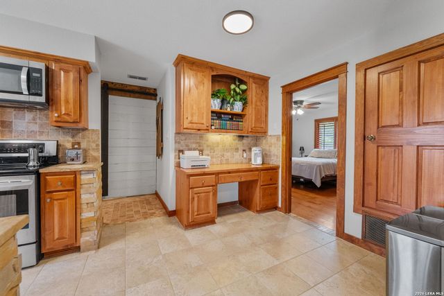 208 Oak Bend Dr, La Vernia, TX 78121