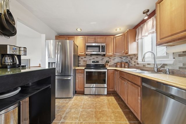 2 Back River Rd, Amesbury, MA 01913