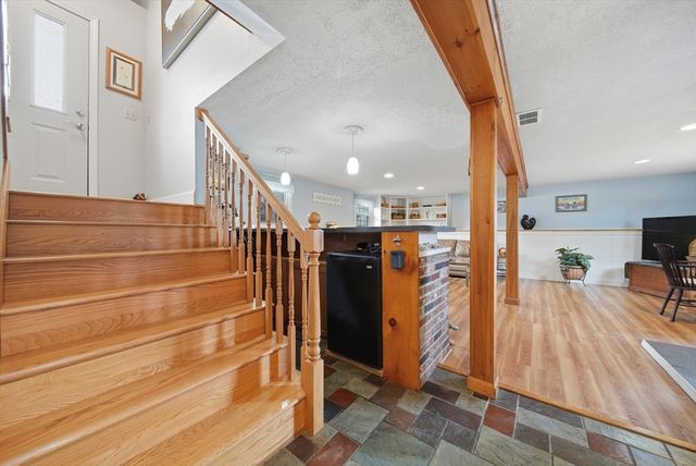 2 Back River Rd, Amesbury, MA 01913