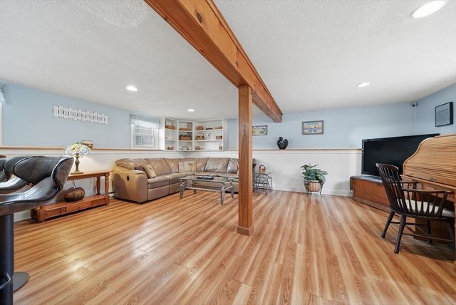 2 Back River Rd, Amesbury, MA 01913