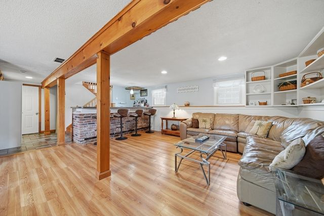 2 Back River Rd, Amesbury, MA 01913