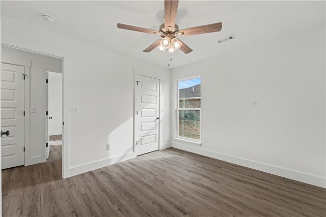 3610 N Wiley Drive, Siloam Springs, AR 72761