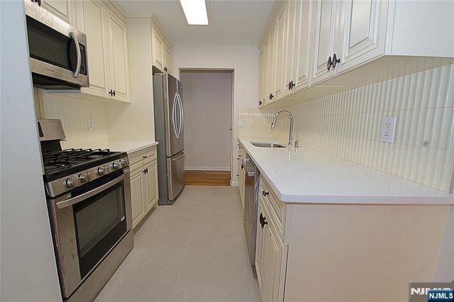 8 Leary Lane 4, Edgewater, NJ 07020