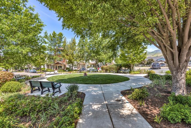 923 Mountain Meadows Circle, Ashland, OR 97520