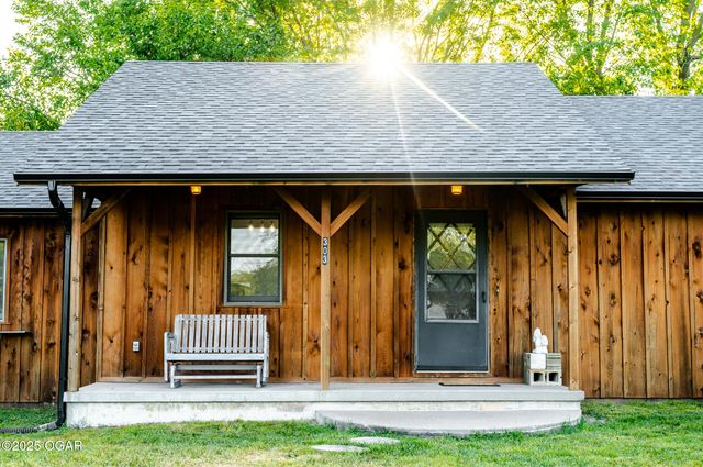 303 N Hudson Avenue, Aurora, MO 65605