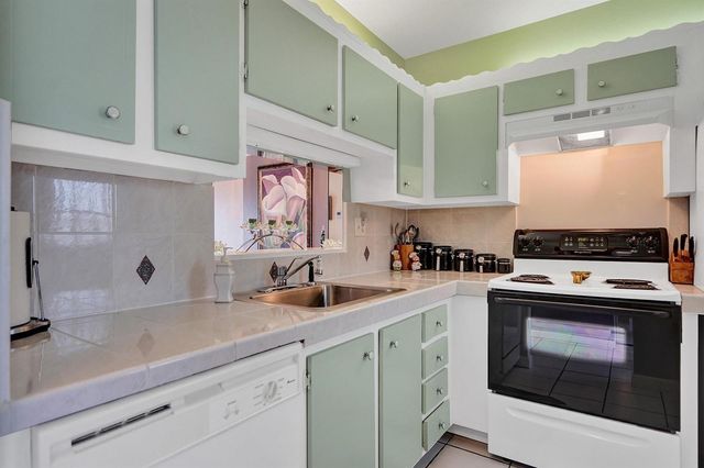 4800 NW 35th Street 612, Lauderdale Lakes, FL 33319