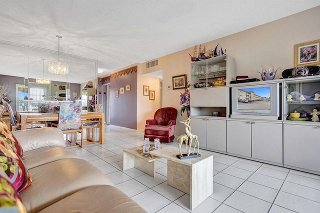 4800 NW 35th Street 612, Lauderdale Lakes, FL 33319