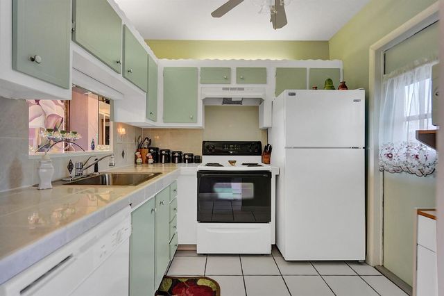 4800 NW 35th Street 612, Lauderdale Lakes, FL 33319