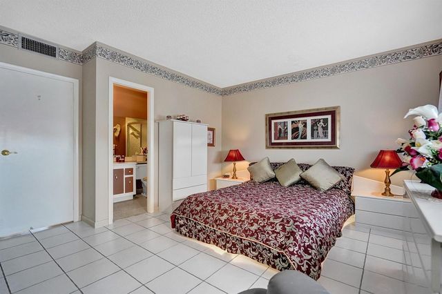 4800 NW 35th Street 612, Lauderdale Lakes, FL 33319