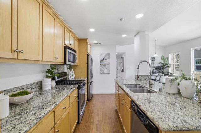 1035 Scotia Terrace 304, Sunnyvale, CA 94089