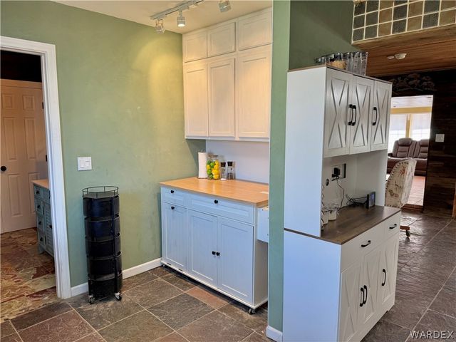 17305 N Lost Mine Drive, Dolan Springs, AZ 86441