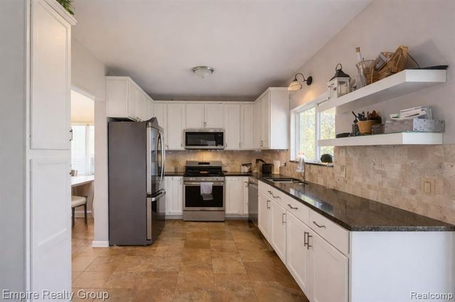 5925 Northridge Circle, Waterford, MI 48327