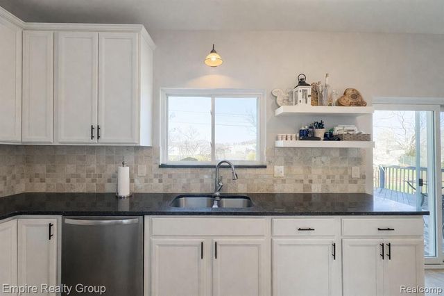 5925 Northridge Circle, Waterford, MI 48327